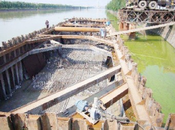 中心城區濕地公園鋼板樁施工中